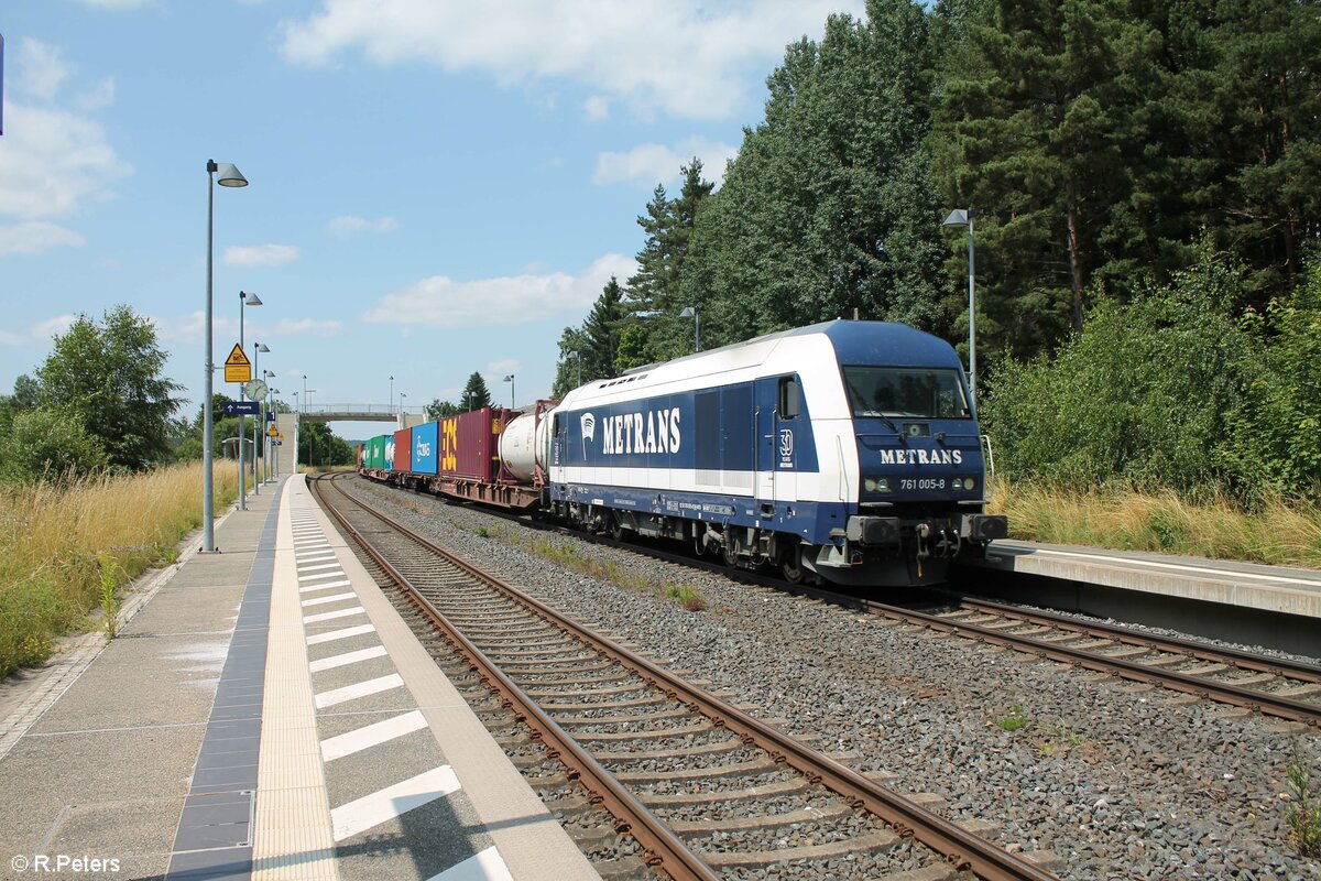 Nachschuss auf 761 005 die den Containerzug nachschiebt in Röslau. 21.07.21