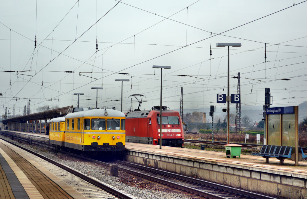 Nachschuss auf DB Netz Instandhaltung 726 003-7 + 725 003-8 als Nbz 95801 von Gro�korbetha nach Weimar, am 19.11.2013 in Naumburg Hbf.