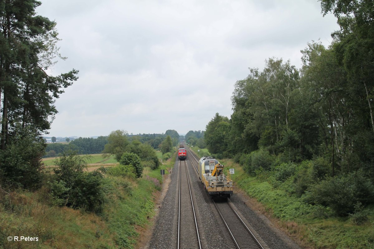 Nachschuss auf ER20 001 überführt ein Bauwagen kurz vor Waldershof. 05.08.16