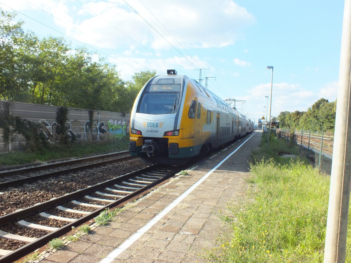 Nachschuss auf ET445.108 in Berlin-Karlshorst am 2.10.13.
RE2 -> Wismar