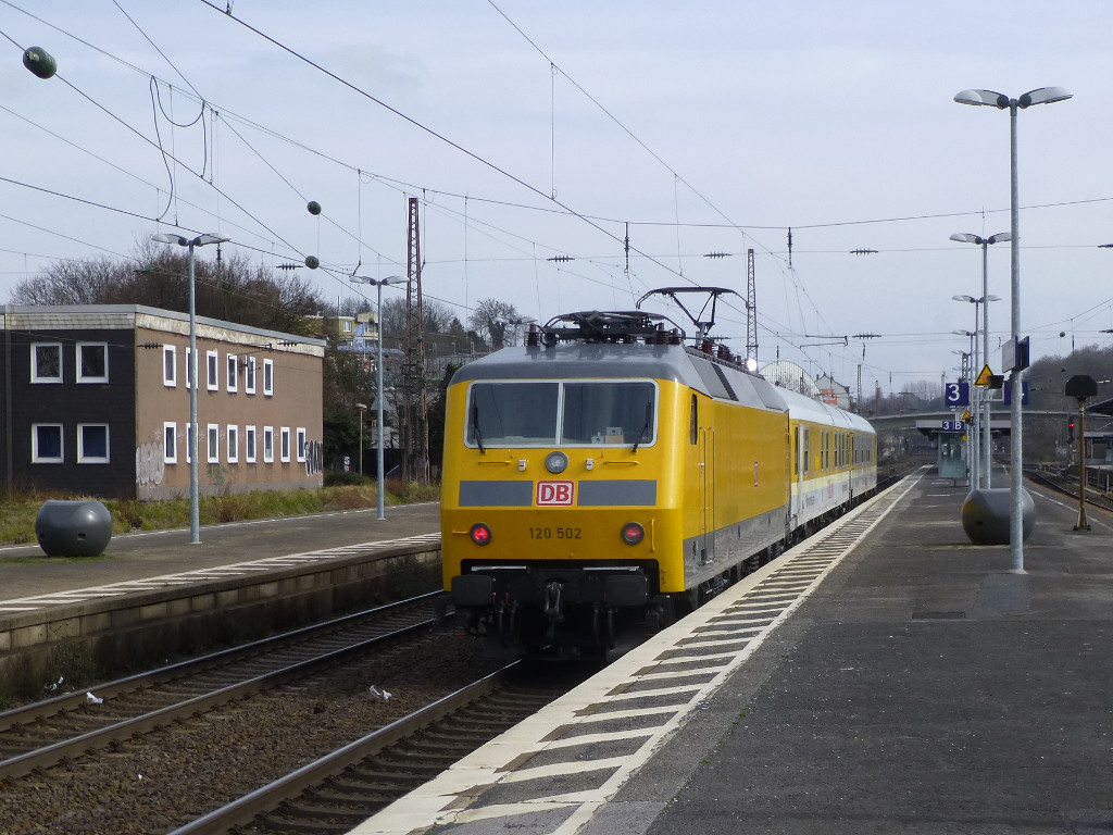 Nachschuss auf die Messlok 120 502, die am 27.2.14 mit ihrem Zug durch Oberbarmen rauschte.