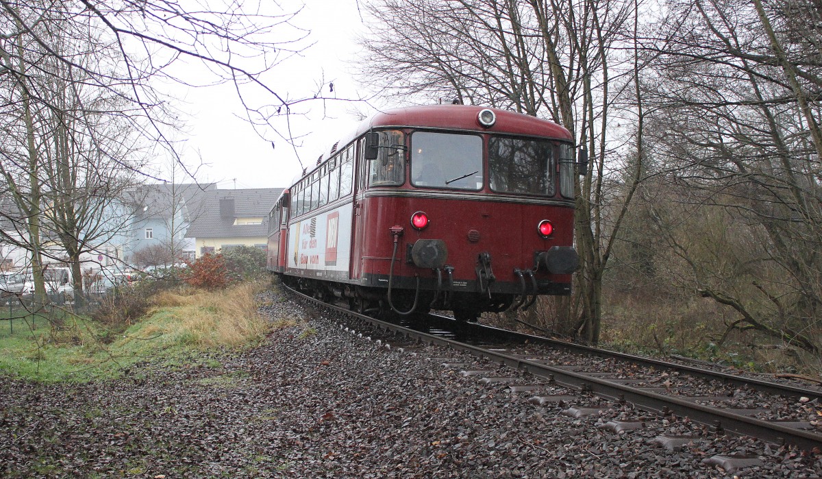 Nachschuss auf den Nussknackerexpress kurz vor Puderbach am 13.12.2015 . Rote Leuchten? Ein Zeichen auch für die Zukunft der Strecke?