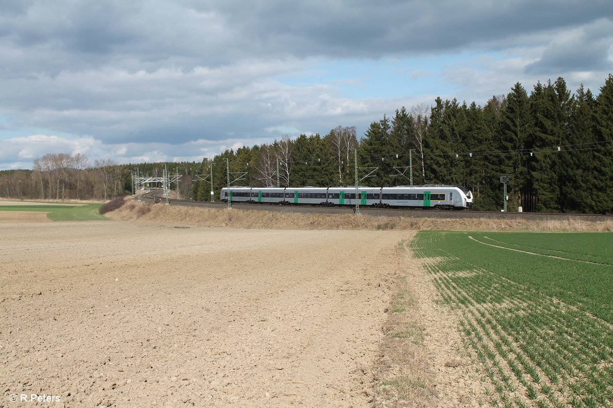 Nachschuss auf RE3 26985 Hof - Dresden an der Bayrisch/Sächsischen Landesgrenze nah Unterhartmannsreuth. 30.03.17