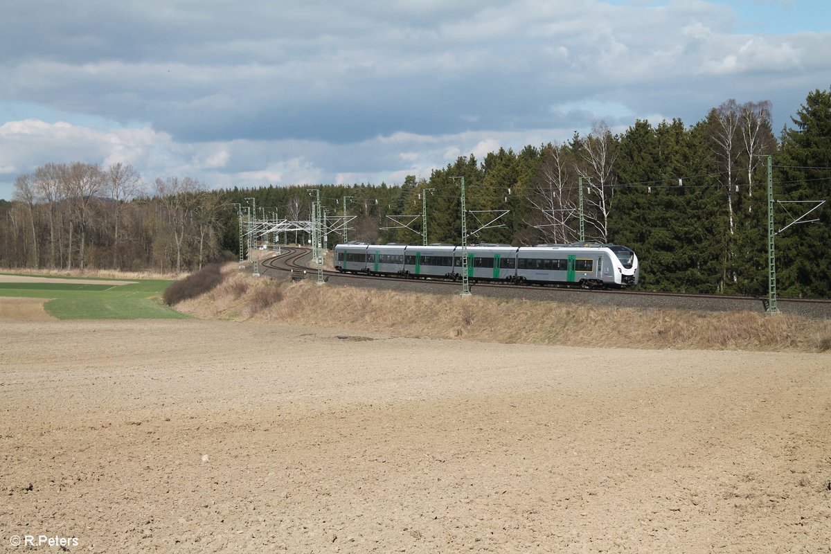 Nachschuss auf RE3 26985 Hof - Dresden an der Bayrisch/Sächsischen Landesgrenze nah Unterhartmannsreuth. 30.03.17