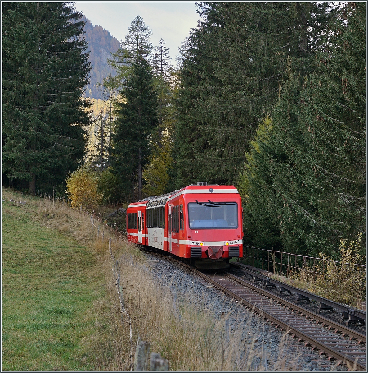 Nachschuss auf den SNCF Z 850 055, der als TER 18914 von Vallorcine nach St-Gervais-Les Bains-le-Fayet unterwegs und vor wenigen Minuten Vallorcine verlassen hat. Zu meinem Leidwesen vermochte die Sonne zu dieser Jahreszeit nicht mehr bis ins Tal zu scheinen, die Berge sind hier zu hoch.

20. Oktober 2021