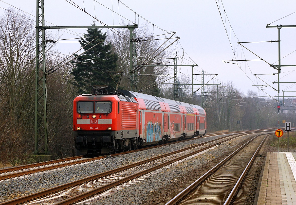 NAH.SH 6112 144 mit dem RE7 nach Flensburg bei der Einfahrt in Schleswig. 03.01.2016