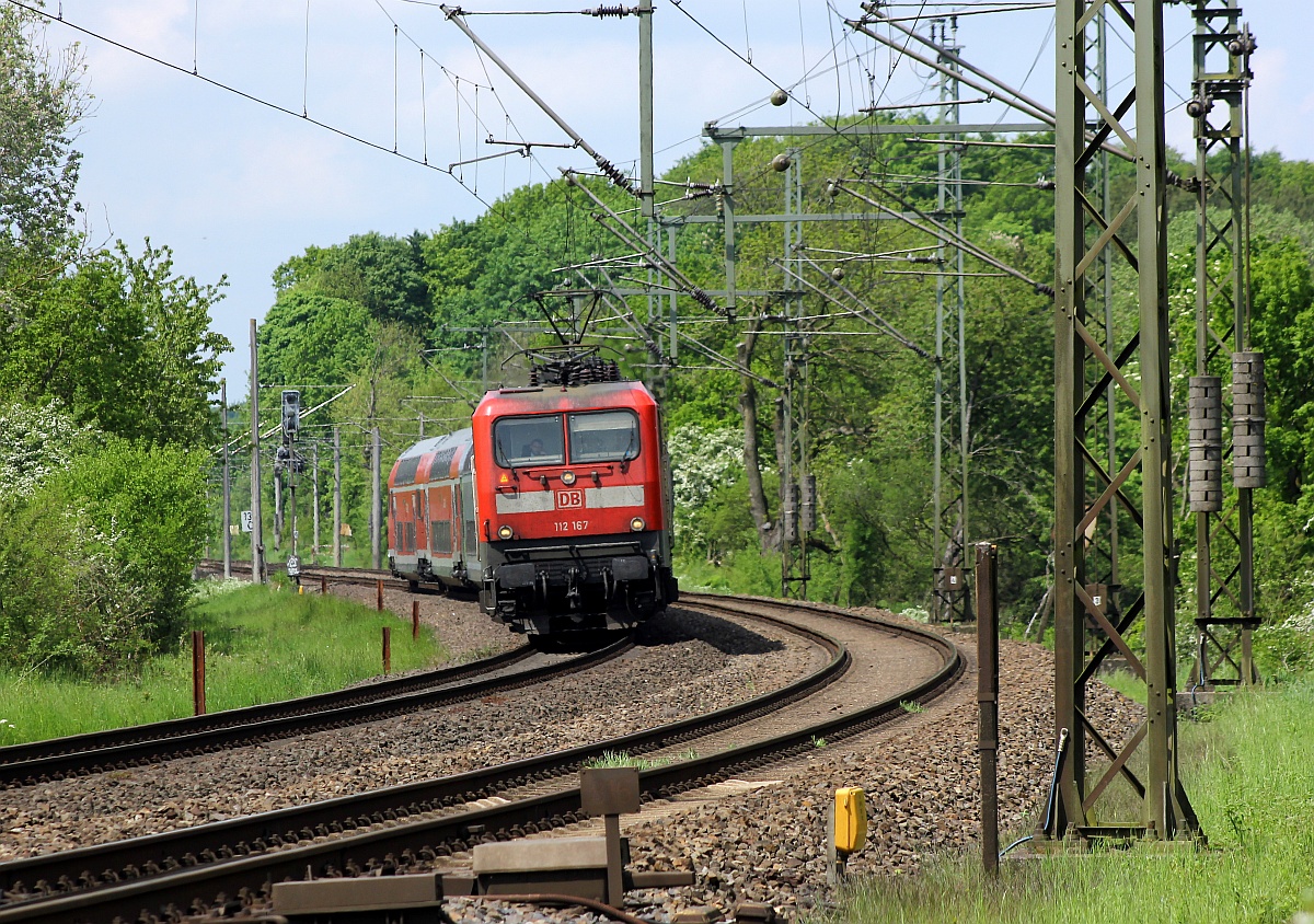 NAH.SH/DB 112 167 mit dem RE 21071 nach Hamburg. Einfahrt Schleswig 22.05.2017