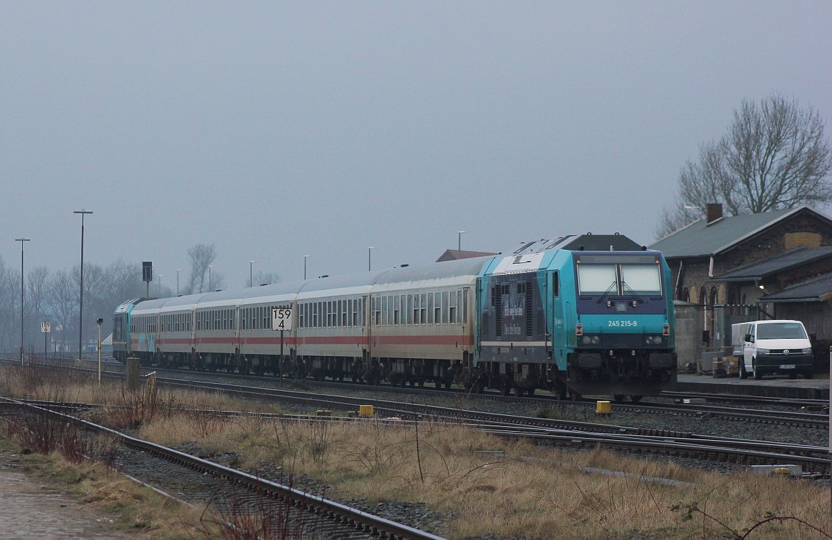 NAH.SH/DB 1245 202 vorne dazwischen ein  reiner  IC Bimz Park und hinten die NAH.SH/DB 1245 215 als RE6/RE 11020 auf dem Weg nach Westerland. Husum-Nord 29.01.2017