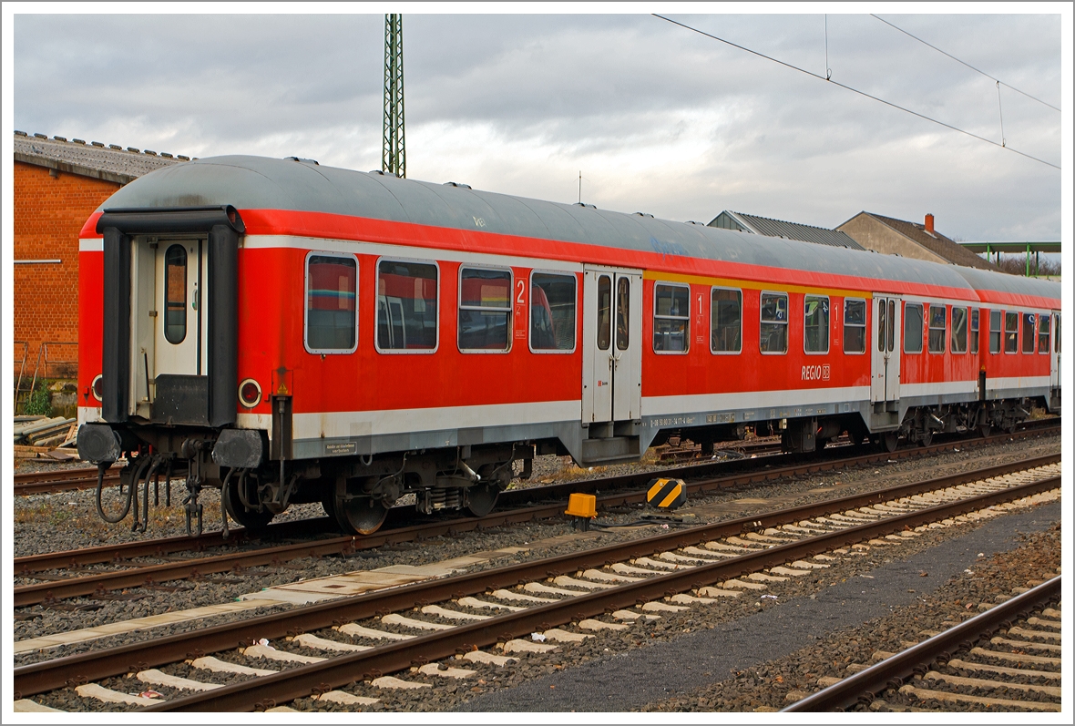 Nahverkehrswagen ABnrz 418.3 (n-Wagen, ex Silberling) Betriebsnummer D-DB 50 80 31 - 34 171-4, abgestellt am 23.12.2013 im Bahnhof Gießen.

Technische Daten:
Ursprungsart: ABnrz 704
letzter Umbau: 2003
Länge über Puffer: 26.400 mm
Wagenkastenlänge: 26.100 mm
Wagenkastenbreite: 2.825 mm
Höhe über Schienenoberkante: 4 050 mm
Drehzapfenabstand: 19.000 mm
Achsstand: 21.500 mm
Achsstand im Drehgestell: 2 500 mm
Drehgestellbauart: Minden-Deutz 43
Durchschnittliches Eigengewicht: 33 t
Höchstgeschwindigkeit: 140 km/h
Anzahl Plätze (gesamt): 78 in 4 Abteilen
Anzahl geschlossenes WC: 1