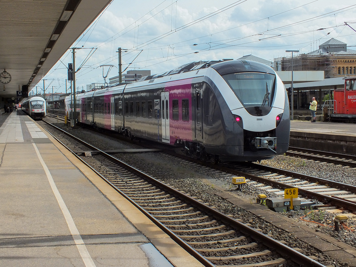 Nanu, was ist das denn?, fragt sich wohl auch der Fotokollege am gegenüberliegenden Bahnsteig, als der ENNO-1440er vorbeirollt. Das ENNO-Netz umfasst die Strecken Wolfsburg-Hannover und Wolfsburg-Braunschweig-Hildesheim und wird vom metronom bedient werden. Das Design in Anthrazit und  Verkehrspurpur , wie das lila genannt wird, hat allerdings die für den Großraum Braunschweig zuständige Bestellerorganisation ZGB festgelegt. Ob das im Gegensatz zu den gelb/blauen Farben des niedersächsischen Landesfahrzeugpools ein optischer Gewinn ist, muss wohl jeder für sich selbst entscheiden.