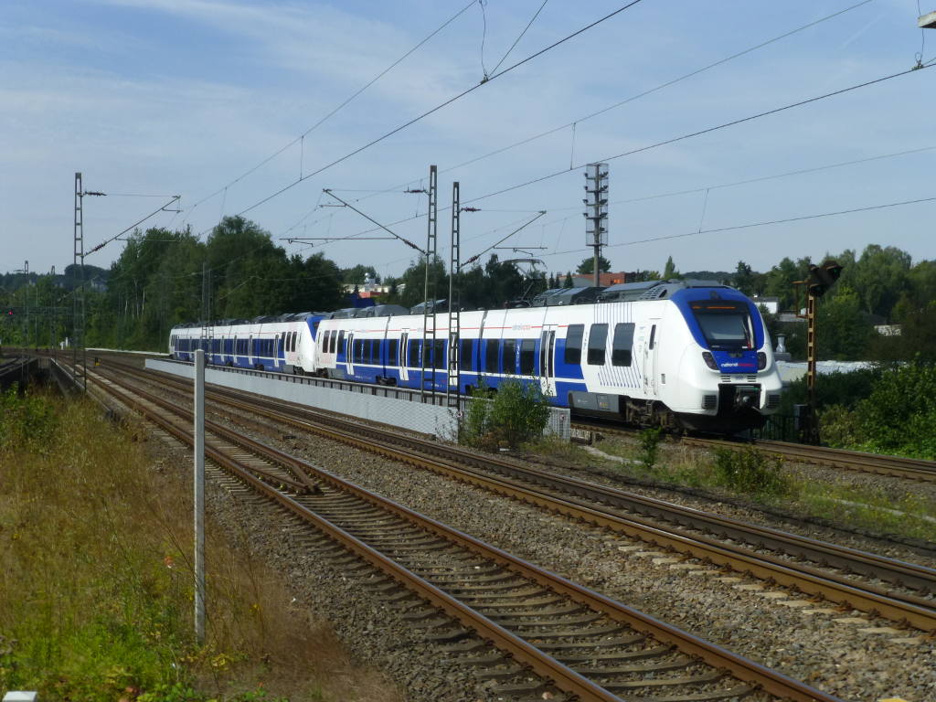 National Express-Talente in Sonnborn am 2.9.16, hinten der Dreiteiler 442 160.