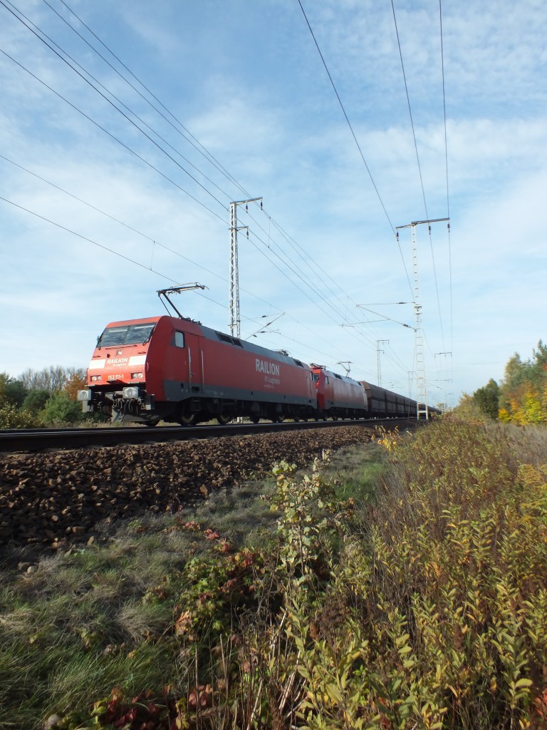 Natur pur! 152 111 und 152 017 durchfahren am 19.10.13 die Wulheide in Richtung Polen.