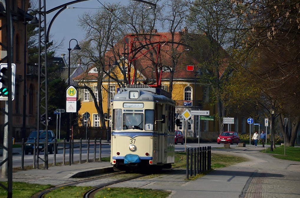 Naumburger Touristen Bahn.






Am 02.04.2014 war TW 37 (Typ Gotha, Baujahr 1959) auf Kurs. Hier zusehen an der Hst. Vogelwiese, kurz vor der Abfahrt in Richtung Hbf.