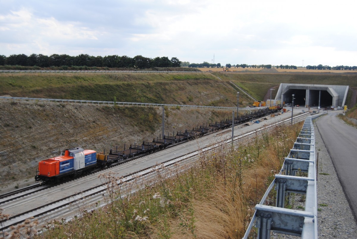 NBE 212 242-2 mit einem leeren Schienenzug, am 20.08.2013 vor dem Osterbergtunnel bei Kalzendorf. (Foto: dampflok015)