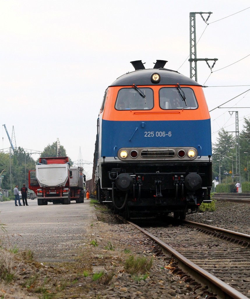 NBE RAIL 225 006-6 mit Schwestermaschine beim Entladen in Jübek. 30.08.2013
