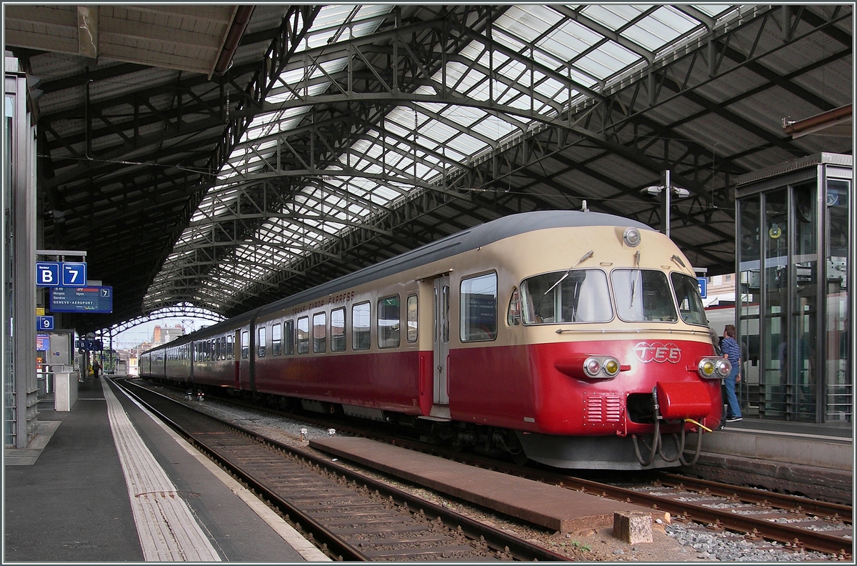 NBS ist nicht einen Erfindung unsere Tage: am 16 Mai 1915, also vor genau 100 Jahren, wurde der 6099 Meter lange Mont d'Or Tunnel zwischen Vallorbe (CH) und Longevilles Rochjean (F) eröffnet und ersparte den Zügen auf der Fahrt über die Simplonstrecke den Umweg über Pontarlier. Grund genug den Tag mit dem wohl faszinierenstem Zug der je auf dieser Strecke fuhr - dem TEE  Cislpin , der hier in Form des RAe TEE II auf seine alte Stammstrecke zurückkehrte und von Lausanne nach Vallorbe fuhr. Einen lieben Dank an Julian für den kleinen Besuch und den grossen Tipp. 
Lausanne, den 16. MAi 2015