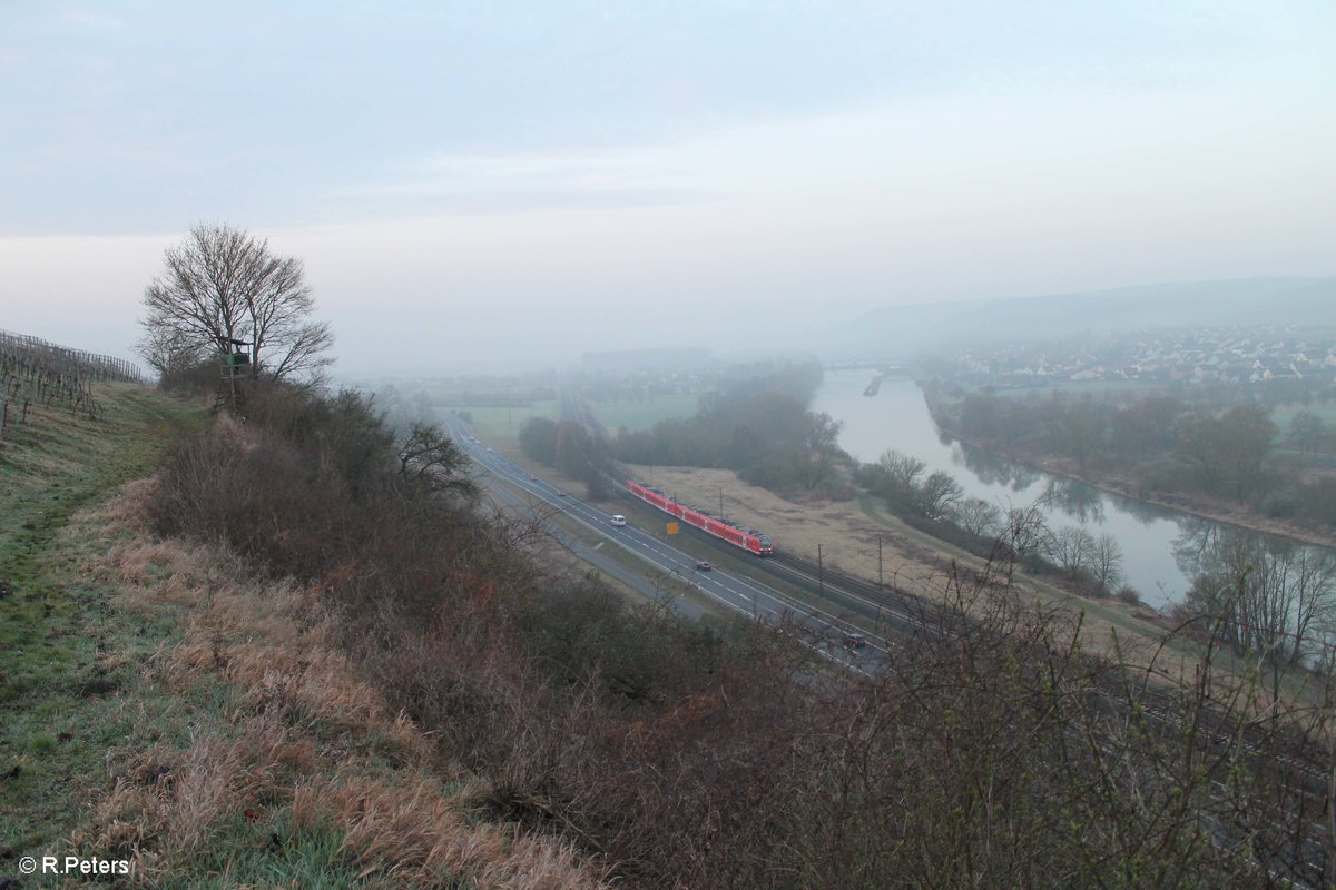 Nebel liegt noch im Maintal und in der Ferne kommt ein 440 Doppel als RB 58004 Schweinfurt - Gemünden bei Himmelstadt durchs Tal. 16.03.17