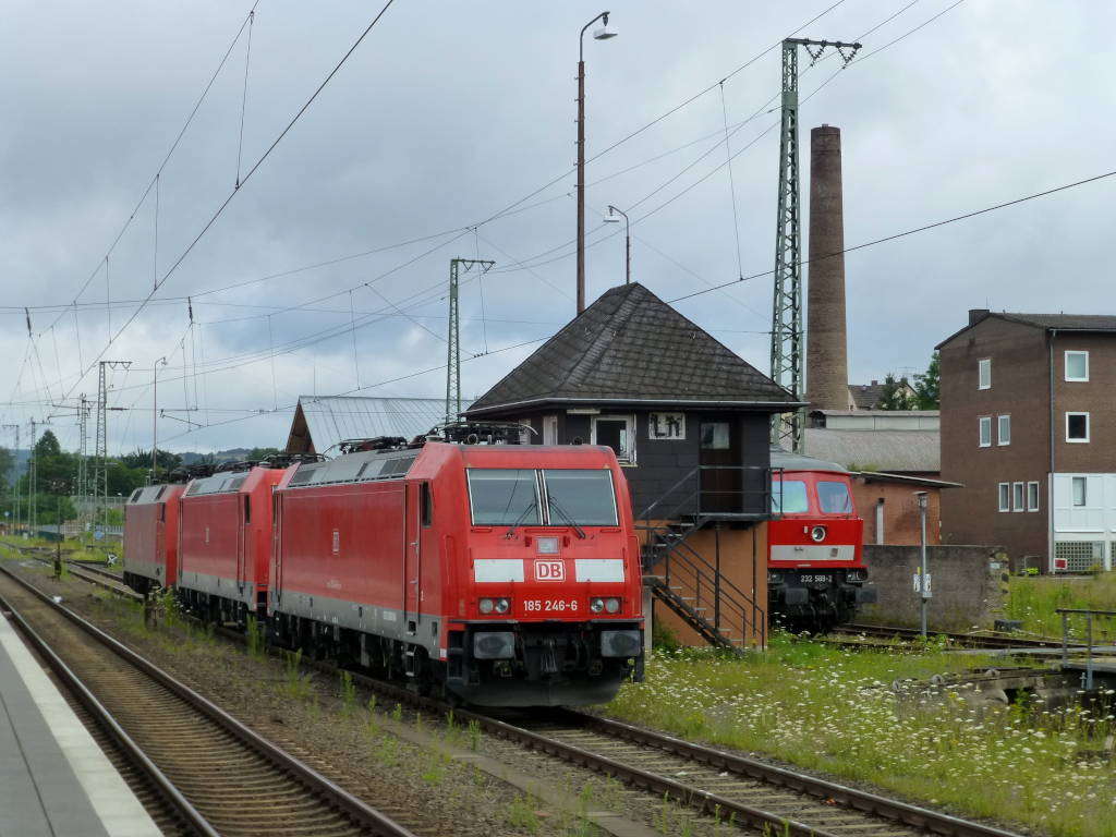 Neben dem Ringlokschuppen in Bebra stehen eine Reihe von modernen E-Loks (vorne 185 246), hinter dem Stellwerk Lh versteckt außerdem 232 589. 15.7.2017.