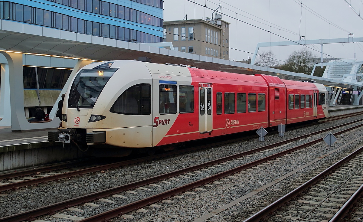 Neben Stadler-Produkten der NS, Abellio und breng direct sind auch GTW von Arriva in Arnhem Centraal anzutreffen, die zwischen (Apeldoorn-) Winterswijk und Tiel verkehren. Ein GTW 2/6 hält am 02.01.2018 in Arnhem Centraal.