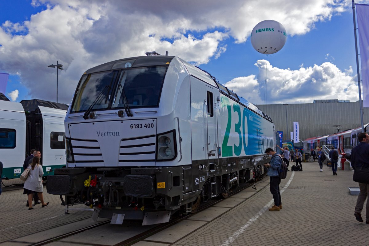 Neben verschiedenen DualMode-Varianten erweitert Siemens auch das Portfolio an elektrischen Vectron-Lokomotiven. Neben einer geplanten Variante mit erhhter Leistung fr den transalpinen Verkehr unter der Bezeichnung XLoad ist das am weitesten fortgeschrittene Projekt eine Hochgeschwindigkeitsversion mit einer Vmax von 230km/h. Ein Prototyp dieser Variante war mit 6193 400 auf der InnoTrans 2022 vertreten.