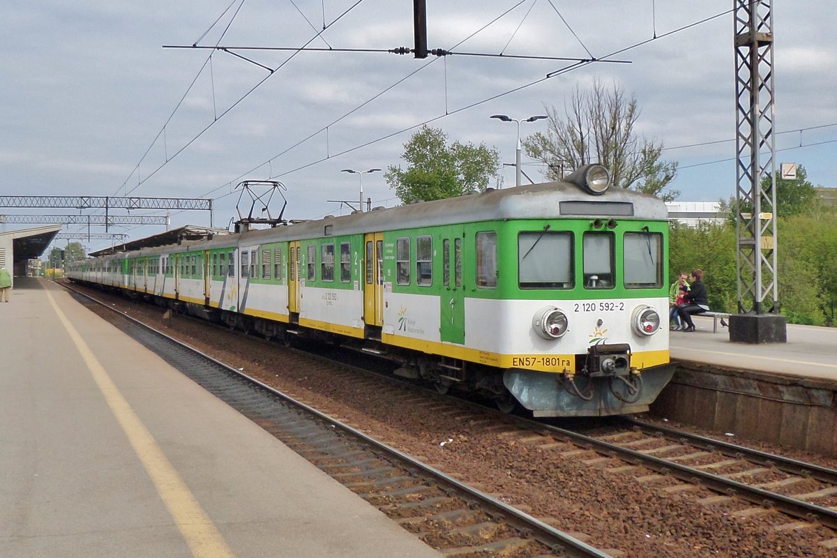 Neben zwei Modernisierungvarianten fahrt bei der SKM auch die nr farblich renovierter Version der EN57 wie EN57-1801 in Warszawa Wschodnia am 2 Mai 2016.