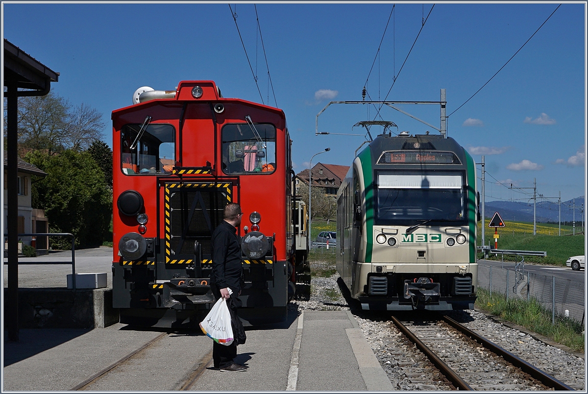 Nebenbahn-Idylle am Jurasüdfuss in Pampigny-Sévery: Zwischen Apples und L'Isle wird der Zweistundentakt (!) in der Hauptverkehrszeit bis zum Halbstundentakt verdichtet; das Bild zeigt den einfahrenden Zug 433 (ab 13.12), der den mittäglichen Halbstundentakt abschliesst, der nächste Zug nach Apples fährt dann erst wieder um 15.12. 
10. April 2017