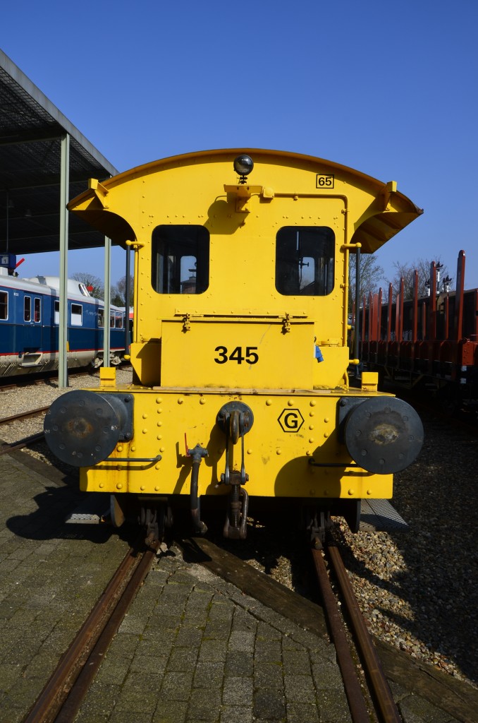 Nederlands Spoorwegmuseum Utrecht: Rangierdiesel 345 aus der NS Serie 100 von 1930 in gelber Lackierung (13.03.2016)
