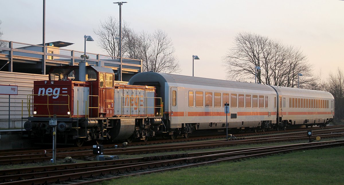 NEG DL2 oder 209 101-5 mit 2 IC Wagen auf Rangierfahrt im Bhf Niebüll(neg). Niebüll 30.12.2019
