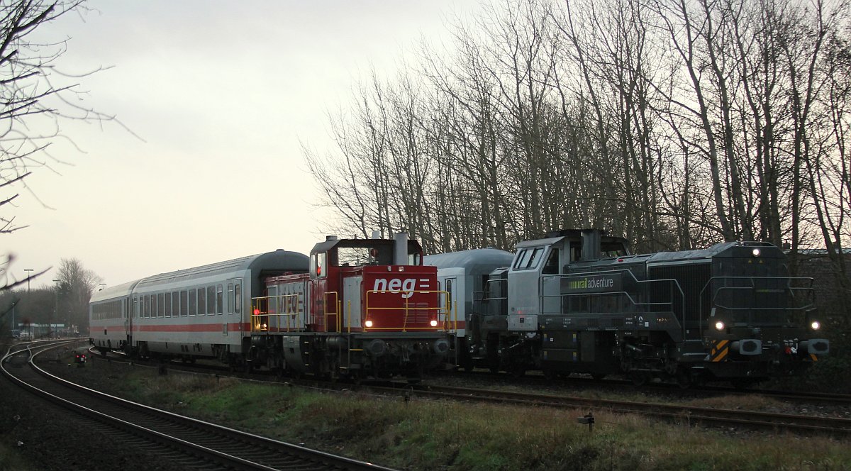 NEG's  DL2 und ein Überraschungsgast im Norden, die RailAdventure DE 18,aufgenommen im Bahnhofsbereich von Niebüll. 30.12.2019