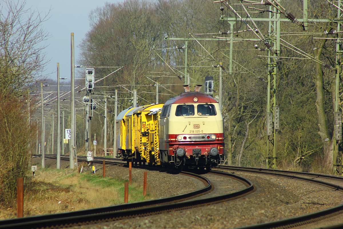 NeSa 218 105-5 mit Bauzug in Schleswig am 28.03.2017