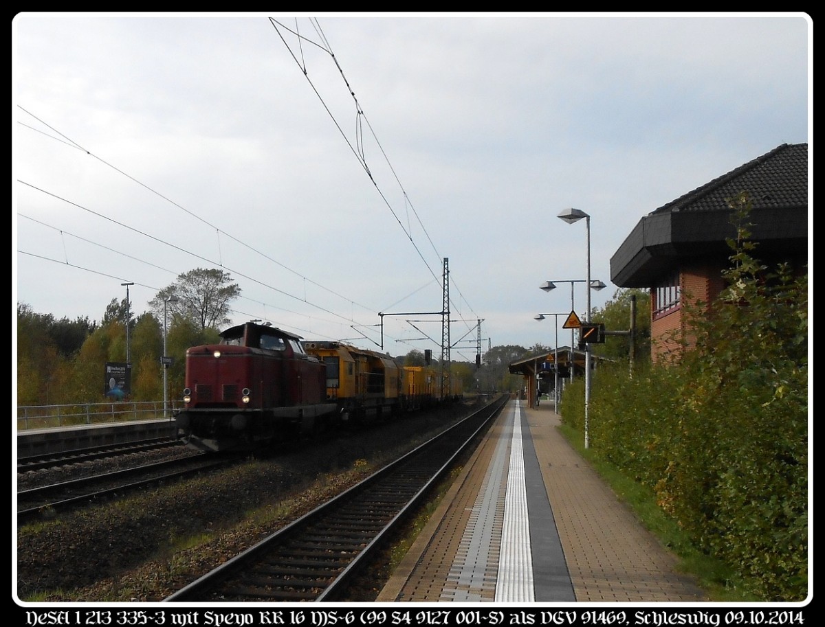 NeSa V100 2335 dieselt hier mit dem Schleifzug RR 15 MS-6 sowie einigen Begleitwagen von SPENO durch Schleswig Richtung Büchen(Kirchmöser). 09.10.2014