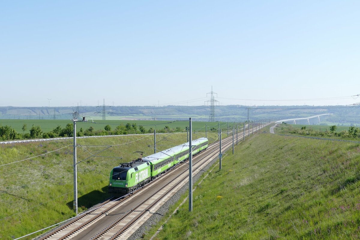 Netzwerkbahn Sachsen 182 521 mit dem FLX 32611 von Berlin Hbf (tief) nach Stuttgart Hbf, am 31.05.2021 vor dem Bibratunnel bei Karsdorf. (Foto: Wolfgang Krolop)