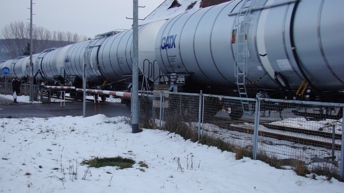 Neue GATX Kesselwagen auf der Fahrt zum Fahrzeugwerk nach Karsdorf, am 28.01.2014 am Bahn�bergang der B176 in Laucha. Zuglok war eine V100 der PRESS. (Foto: G�nther G�bel)