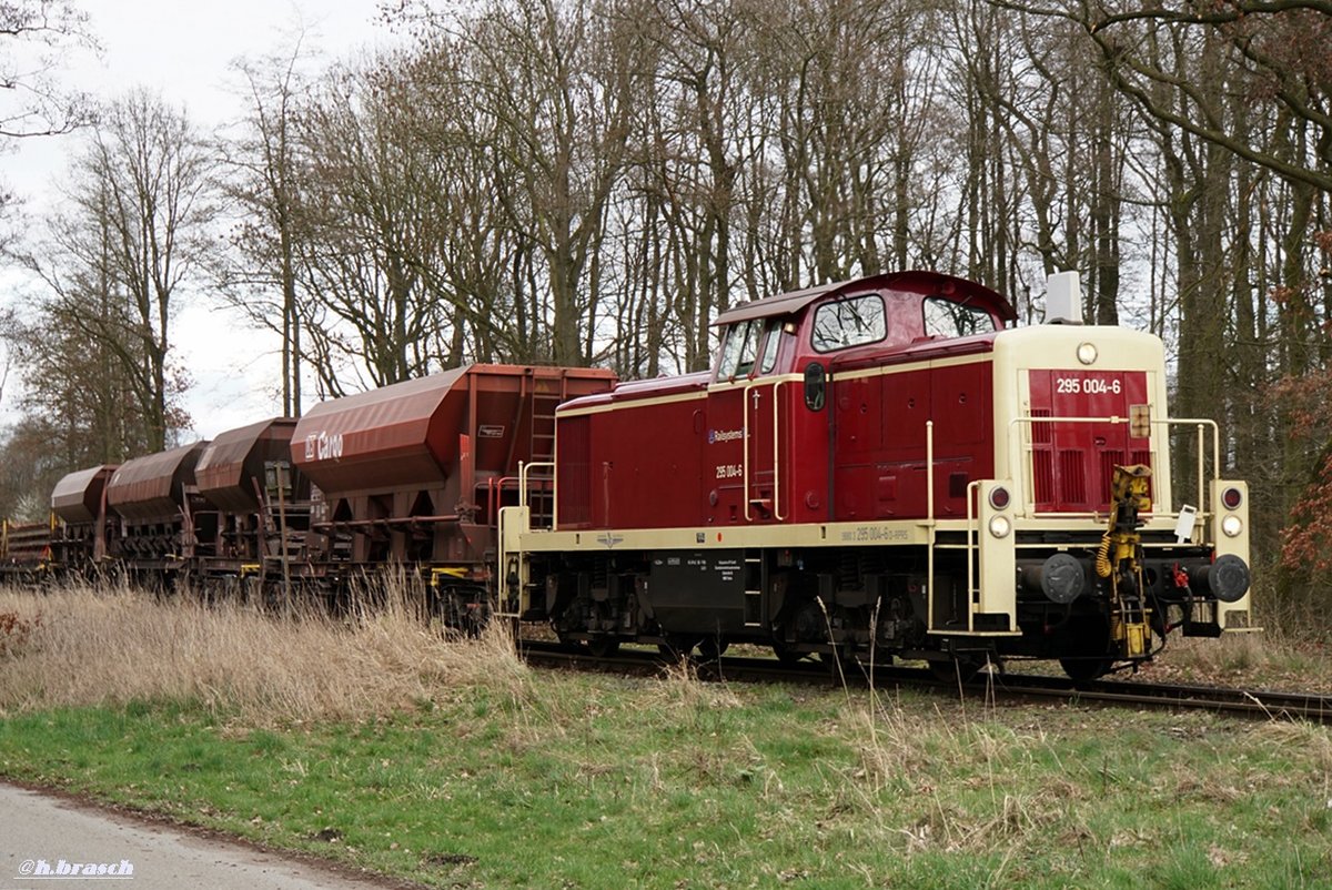 neuer gast in glinde:295 004 von RAILSYSTEM schob einen mischer nach koops,26.03.19