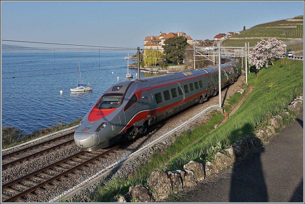 Neuerdings wird der EC 37 mit einem FS Trenitalia ETR 610 geführt, ein guter Grund sich früh aufzumachen, auch wenn dann der Sonnenstand nicht so ganz gepasst hat. Der FS Trenitalia ETER 610 012 ist als EC 37 von Genève nach Milano bei Rivaz unterwegs. 

1. April 2021