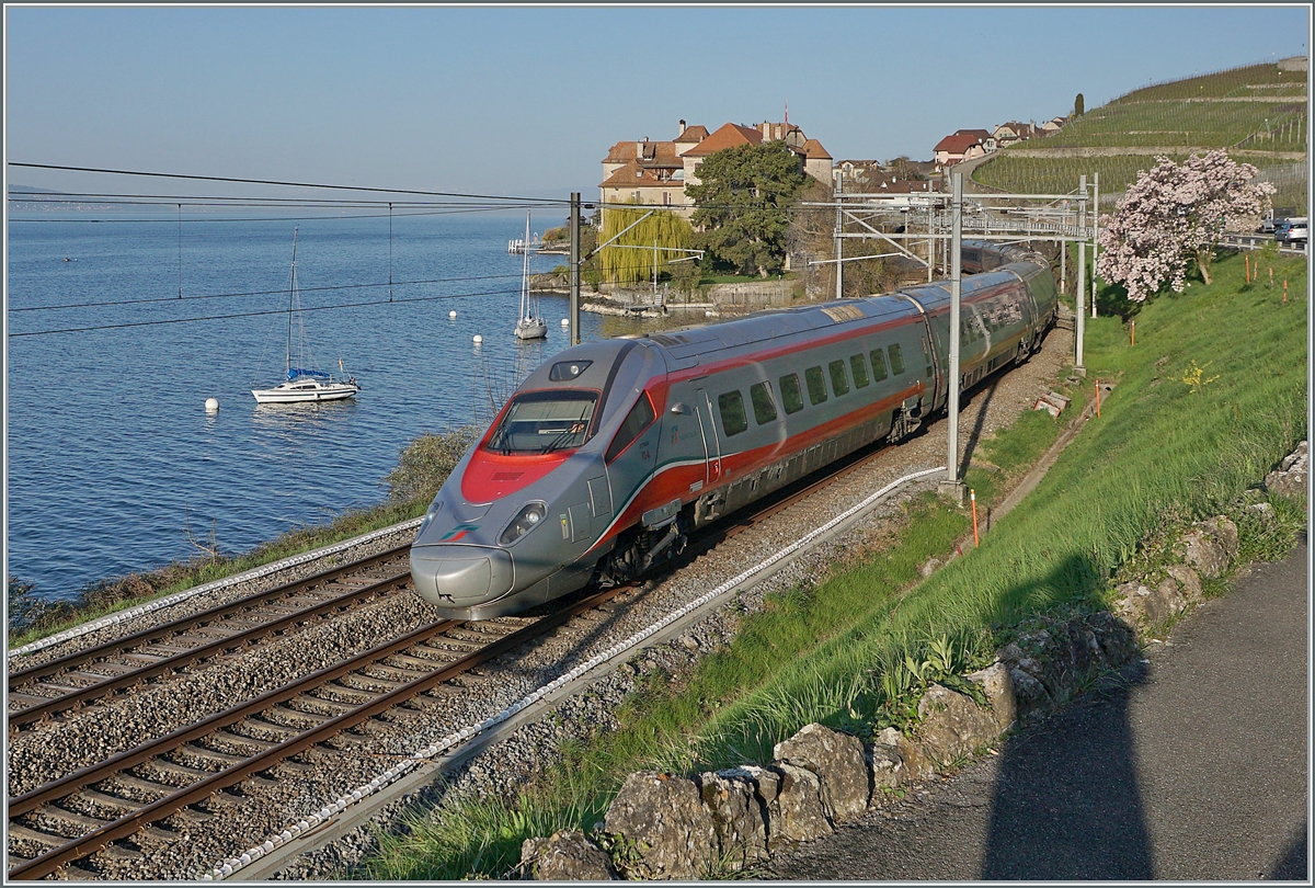 Neuerdings wird der EC 37 mit einem FS Trenitalia ETR 610 geführt, ein guter Grund sich früh aufzumachen, auch wenn dann der Sonnenstand nicht so ganz gepasst hat. Der FS Trenitalia ETER 610 012 ist als EC 37 von Genève nach Milano bei Rivaz unterwegs.

1. April 2021