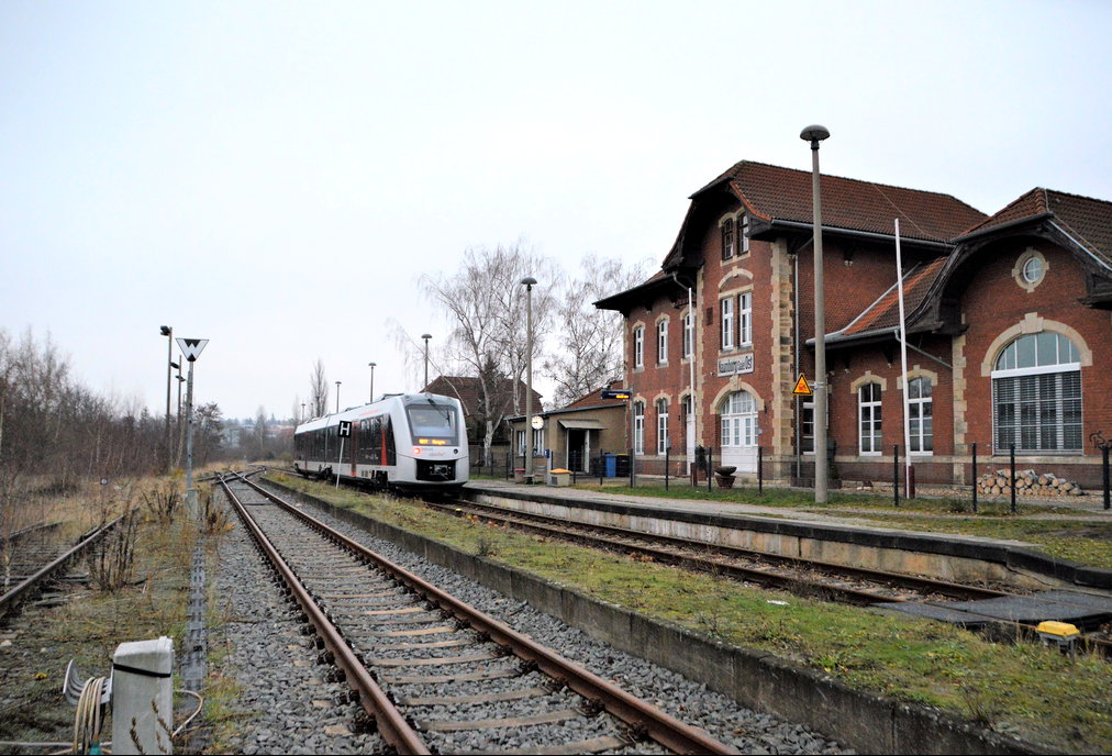 Neues Unternehmen auf der Unstrutbahn. Abellio Rail Mitteldeutschland GmbH betreibt seit dem 09.12.2018 den Zugverkehr auf der Unstrutbahn. Zum Einsatz kommen LINT 41.2.
In Naumburg Ost steht am 13.12.2018 abellio 1648 425 als RB 80572 nach Wangen bereit.
