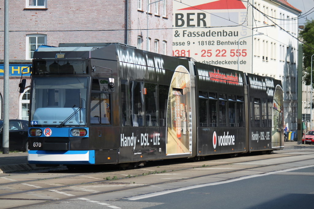 NGT6 Wagen 670 stand auf Grund einer Strung am Rostocker Holbeinplatz abgestellt in Hhe Rostock-Mamannstr.06.08.2014