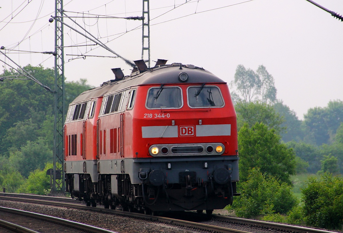 Nicht vom Fahrlicht irritieren lassen...DB 1 218 359-8 und 344-0 sind hier auf dem Weg nach Hamburg nachdem sie ihren CNL in Flensburg abgegeben hatten. Aufgenommen wurde dieses Bild am 25.05.2014 in Jübek am Bü Jübek-Nord.