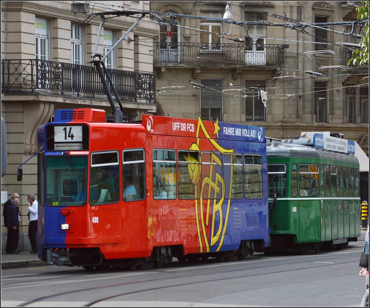 Nicht-grünes Gewürzgürkchen mit FCB-Werbung in Basel. September 2015.