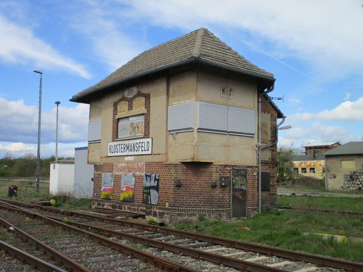 Nicht mehr im Betrieb ist das Stellwerk in Klostermansfeld.Aufgenommen am 24.April 2023.