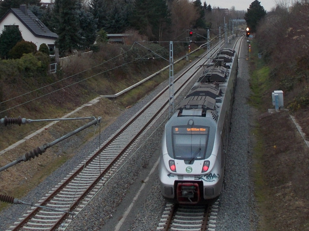 Nicht mehr weit bis zur Endstation Miltitzer Allee hatte es 1442 705,am 21.Dezember 2014,bei der Ausfahrt aus der Leipziger Station Karlsruher Allee.