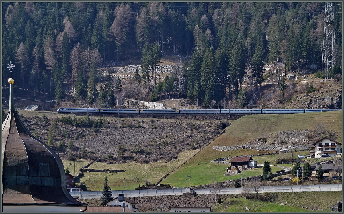 Nicht nur kann der Reisende die Kirche von Wassen  drei Mal  sehen, die wunderschöne Kirche bietet auch eine ebensolchen Blick auf die Bahn und Umgebung.
Ein FS ETR 470 auf der Fahrt Richtung Süden kurz vor dem Ob. Entschigtal Galerie bei Km 66 auf der Gotthard Nord Rampe.
21. März 2014. 