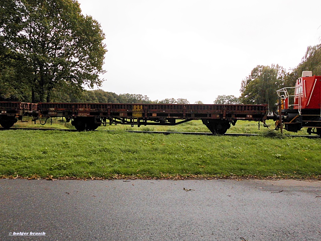 niederbordwagen der gattung KLS hing an einer gravita beim bhf glinde am 24.09.13