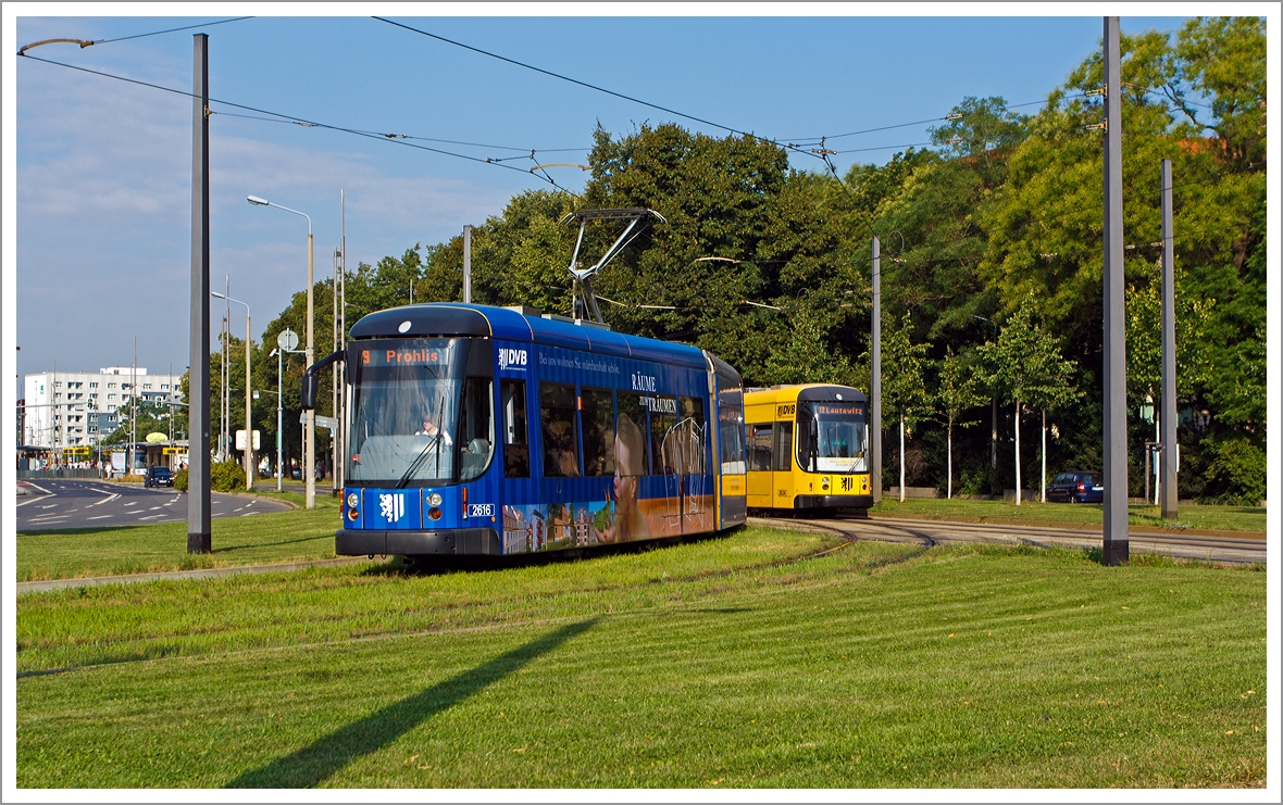 Niederflurgelenktriebwagen 2616 der Dresdner Verkehrsbetriebe AG (DVB) fährt am 27.8.2013 in Dresden als Linie 9 nach Prohlis. 

Der Treibwagen vom Typ NGT D 8 DD - ER (Niederflurgelenktriebwagen, Drehgestell, 8 Achsen, Typ Dresden, Einrichtungswagen bzw. für eine Fahrtrichtung) wurde 2007 von Bombardier Transportation in Bautzen gebaut. 

Die maximale Leistung von 6×85 kW = 510 kW bringen den 38,7 t schweren Triebwagen auf eine Höchstgeschwindigkeit von 70 km/h. Die Fahrzeuglänge beträgt 30.040 mm.

Übrigens das Dresdner Straßenbahnnetz hat die Sonderspurbreite von 1.450 mm.