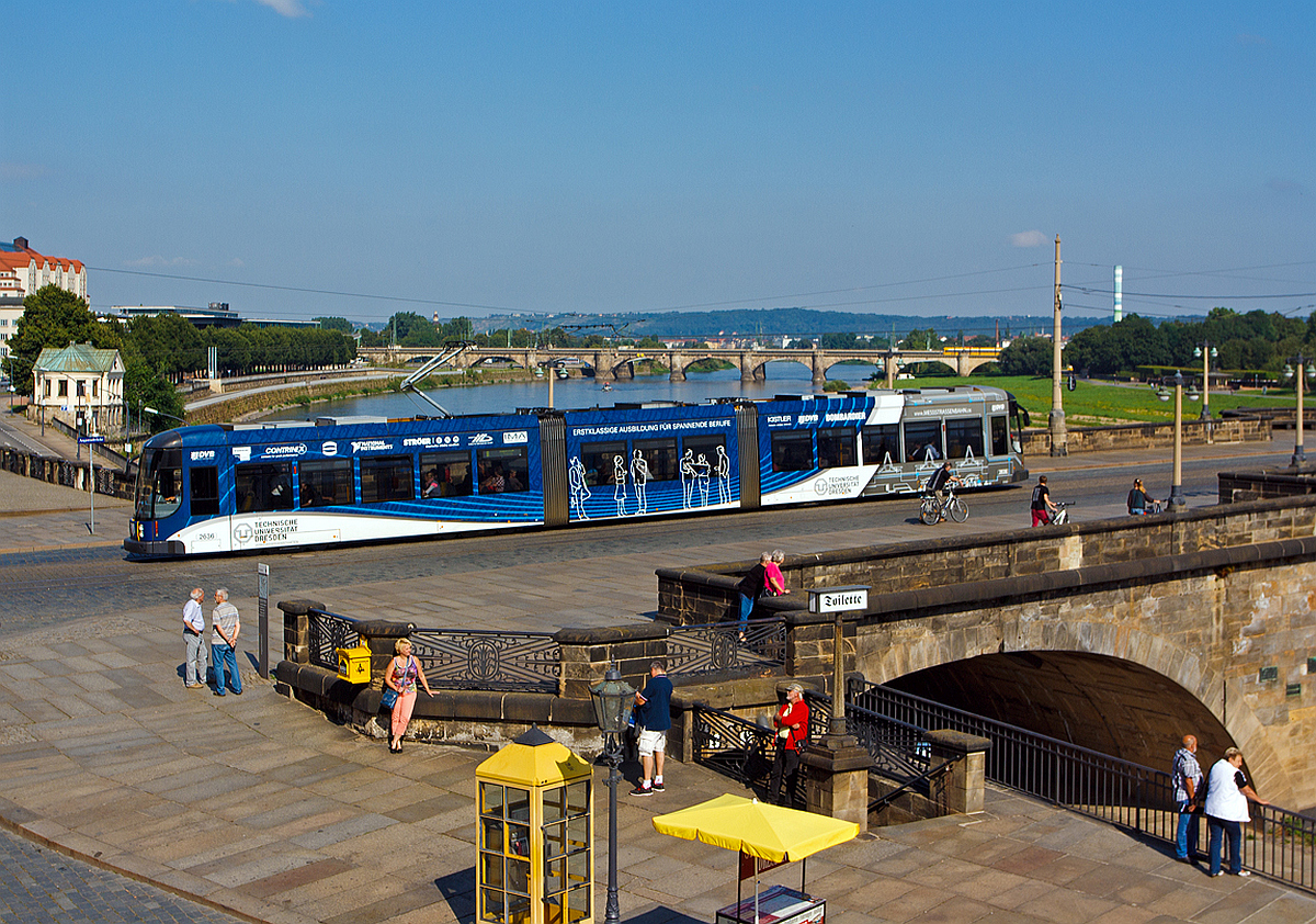 Niederflurgelenktriebwagen 2636 der Dresdner Verkehrsbetriebe AG (DVB) und zugleich Messstraenbahn der DVB kommt am 27.08.2013 ber die Augustusbrcke in Dresden als Linie 8 (Hellerau - Sdvorstadt) ber die Elbe.

Der Treibwagen vom Typ NGT D 8 DD - ER (Niederflurgelenktriebwagen, Drehgestell, 8 Achsen, Typ Dresden, Einrichtungswagen bzw. fr eine Fahrtrichtung) wurde 2008/9 von Bombardier Transportation in Bautzen gebaut. Dieser Wagen ist auch zugleich Dresdens Messstraenbahn, und zeichnet bei den Fahrten Messwerte auf. Es wird aber ohne Einschrnkung als im normalen Passagiereinsatz verwendet und ist auer der aufflligen Auengestaltung ist er fr den Fahrgast nicht von den anderen Fahrzeugen zu unterscheiden.

Die maximale Leistung von 685 kW = 510 kW bringen den 38,7 t schweren Triebwagen auf eine Hchstgeschwindigkeit von 70 km/h.  Die Wagen sind 30,04 Meter lang und damit die krzesten Niederflurbahnen in Dresden. Sie bestehen aus drei Fahrzeugmodulen, die denen vom Typ NGT D12DD hneln. Das erste und das letzte Modul ruht auf jeweils zwei Drehgestellen und ist jeweils mit einer elektromechanisch betriebenen Doppelauenschwenkschiebetr ausgestattet. Angetrieben werden die Fahrzeuge von insgesamt drei Triebdrehgestellen (zwei im ersten Modul und eines am Ende des letzten Moduls), welche ber eine Leistung von je 285 kW verfgen. Der Triebwagen verfgt ber das kleinste (und damit beste) Leistungsgewicht aller Bahnen in Dresden. Verbunden sind sie mit einem Zwischenmodul (Snfte), welches ber zwei Tren verfgt.

brigens das Dresdner Straenbahnnetz hat die Sonderspurbreite von 1.450 mm.