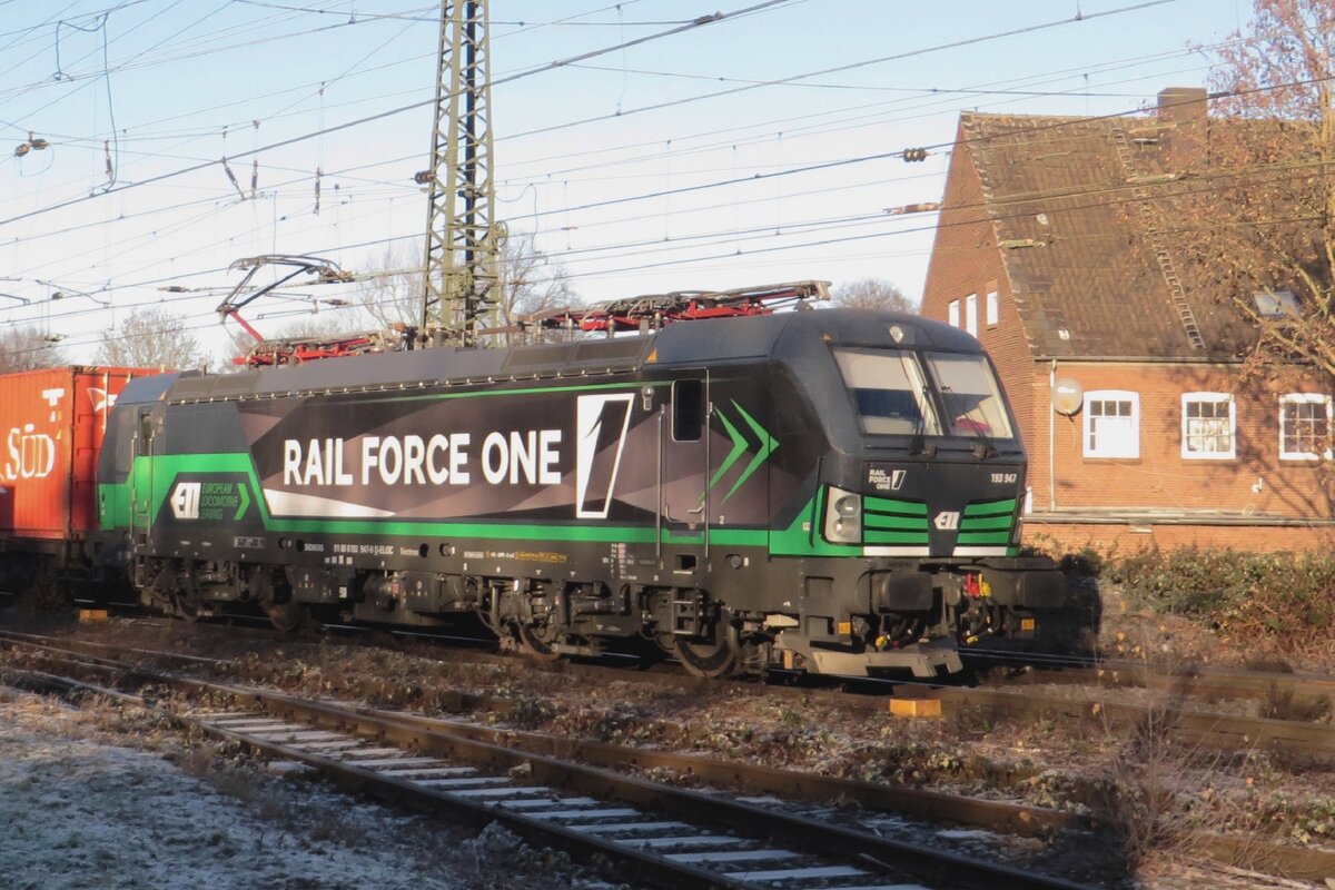 Niedrige Sonnenstand, deswegen lange Schatten mit viele Baume: die Bahnbergang in Emmerich wurde zum Herausforderung fr den Fotografen -auch weil der Bahnhof von Guterzge vllig zu war. Am 14 Dezember 2022 knntte deswegen nr der Lok 193 947 von RFO selbst einigermsse auf den Chip gebrannt werden...