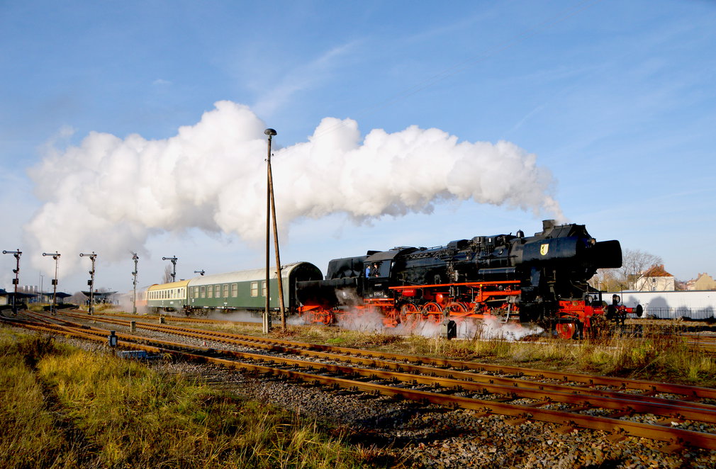 Nikolaus in Zeitz.
Auch 2019 verkehrt der  Nikolaus-Express  zwischen Leipzig-Plagwitz und Zeitz. Der B�rtige mischt sich w�hrend der Watezeit auf die R�ckfahrt unter die Menschen am Bahnsteig. Ausfahrt der EMBB 52 8154 mit DPE 20395 nach Leipzig-Plagwitz, am 01.12.2019 in Zeitz.
