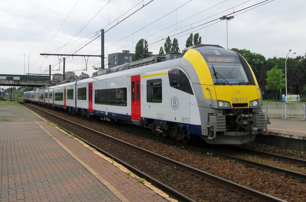 NMBS 08 117 hält am 21 Mai 2014 in Antwerpen-Noorderdokken. 