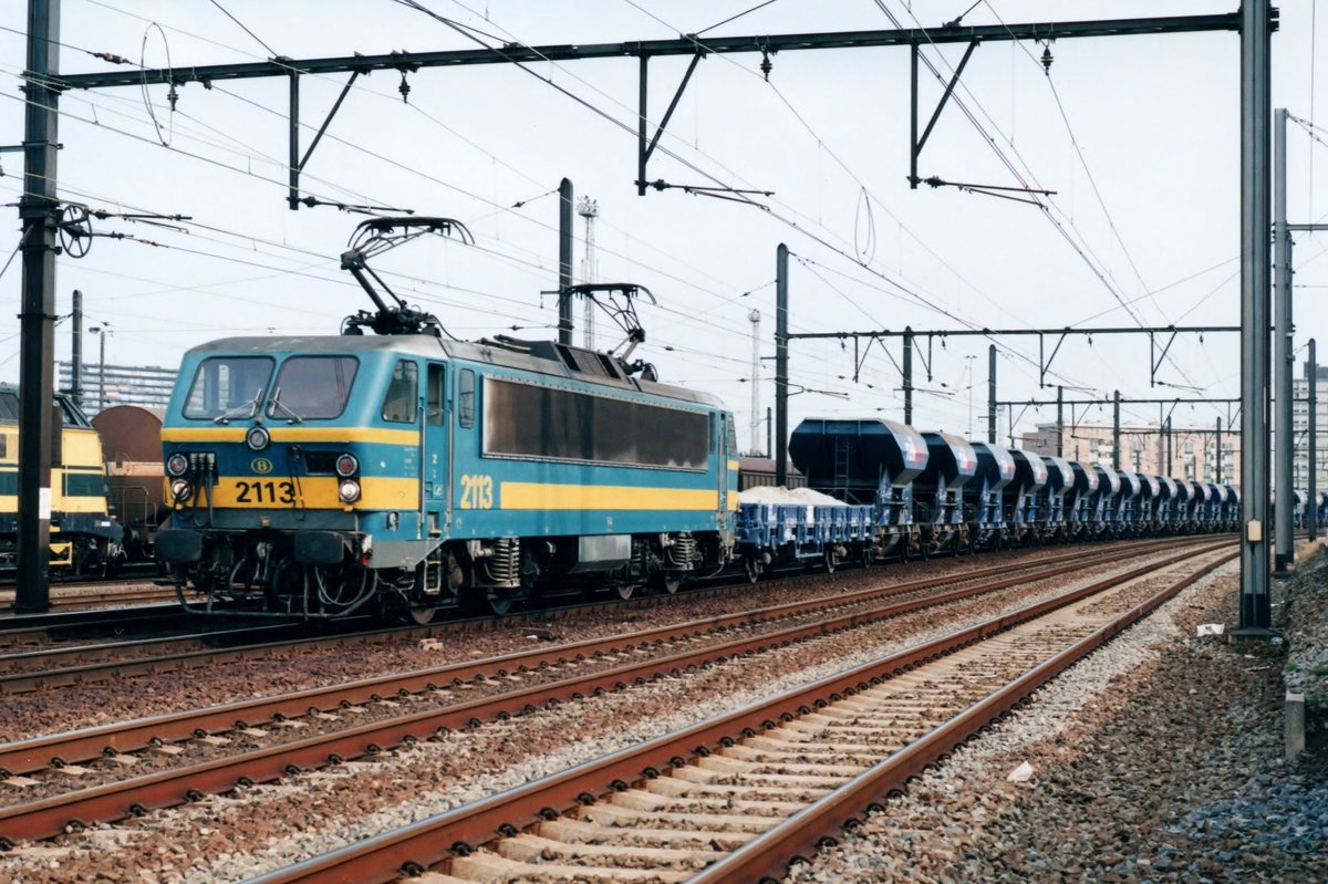 NMBS 2113 durchfahrt am 20 Augustus 1998 Antwerpen-Schijnpoort. 